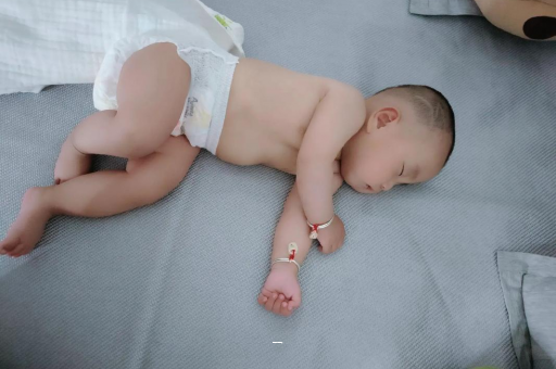 如东宝宝脸上有白色斑块 如东宝宝脸上有白色斑块